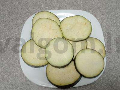 Keptas baklažanas su graikiniais riešutais, kalendra ir granato sėklomis Žingsnis 1