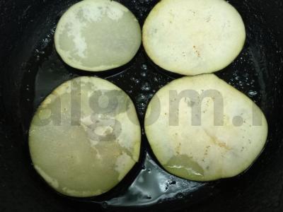 Keptas baklažanas su graikiniais riešutais, kalendra ir granato sėklomis Žingsnis 3