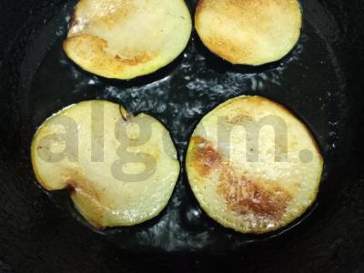 Keptas baklažanas su graikiniais riešutais, kalendra ir granato sėklomis Žingsnis 4