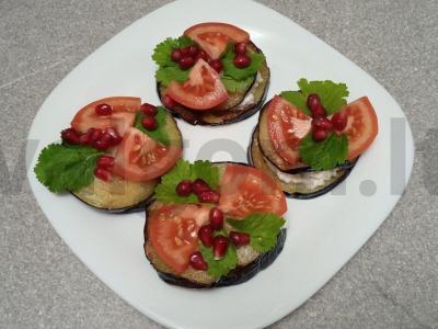 Keptas baklažanas su graikiniais riešutais, kalendra ir granato sėklomis pagrindine nuotrauka