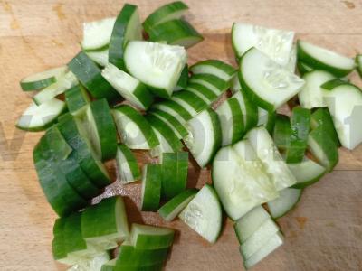 Ryškus ir naudingas daržovių salotas su feta sūriu Žingsnis 1