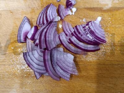 Ryškus ir naudingas daržovių salotas su feta sūriu Žingsnis 3