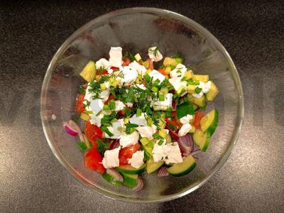 Ryškus ir naudingas daržovių salotas su feta sūriu pagrindine nuotrauka