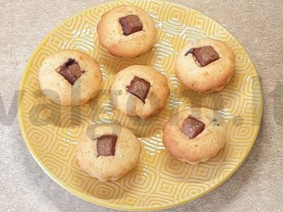 Muffinai su mėlynėmis ir šokoladu pagrindine nuotrauka