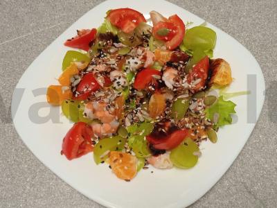 Salotas su krevetėmis, mandarinais ir vynuogėmis pagrindine nuotrauka