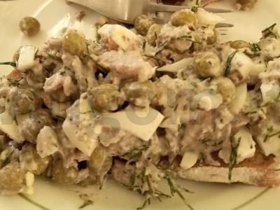 Salotos su sardinėmis ir žirneliais pagrindine nuotrauka