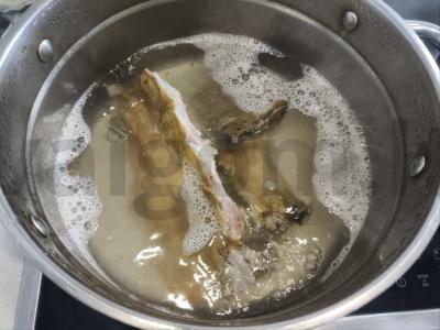 Žirnių sriuba su rūkyta mėsa Žingsnis 1