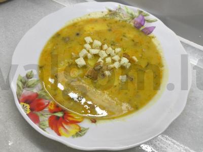 Žirnių sriuba su rūkyta mėsa pagrindine nuotrauka