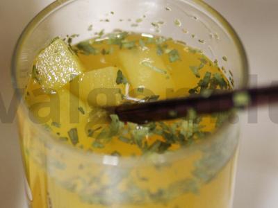 Cukrinių moliūgų ir persikų sulčių kompotas pagrindine nuotrauka