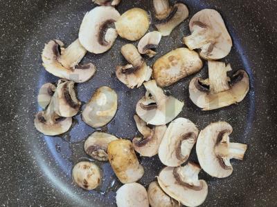 Sotūs pusryčiai ant tortilijos su omletu ir grybais Žingsnis 1