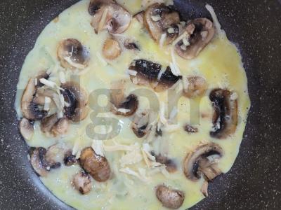 Sotūs pusryčiai ant tortilijos su omletu ir grybais Žingsnis 3