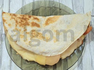 Sotūs pusryčiai ant tortilijos su omletu ir grybais pagrindine nuotrauka