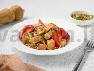 Salotas su tofu ir pomidorais pagrindine nuotrauka