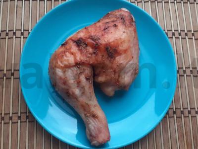 Keptas vištienos su prieskoniais ir pomidorų pasta pagrindine nuotrauka