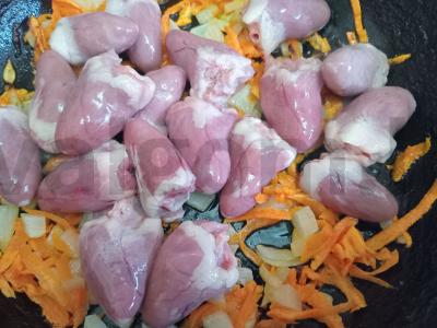 Jazminų ryžių plovas su vištienos širdelėmis Žingsnis 2