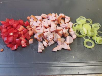 Krosnė bulvė su dešrelėmis ir daržovėmis Žingsnis 2