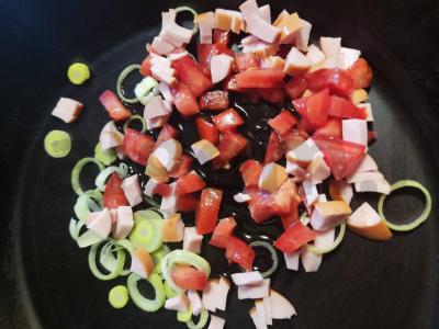 Krosnė bulvė su dešrelėmis ir daržovėmis Žingsnis 3