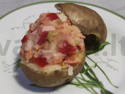 Krosnė bulvė su dešrelėmis ir daržovėmis pagrindine nuotrauka