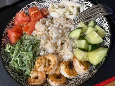 Poke su krevetėmis ir kalmarais pagrindine nuotrauka