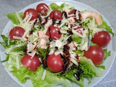 Salotas su krevetėmis, vyšniniais pomidorais ir balzaminiu padažu pagrindine nuotrauka