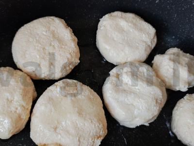 Kvapnūs varškėčiai su kokosų miltais Žingsnis 4