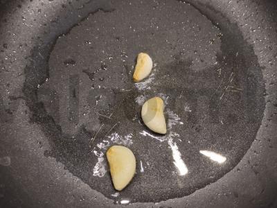 Česnakiniai skrebučiai su grietinės padažu Žingsnis 1