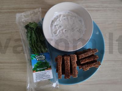 Česnakiniai skrebučiai su grietinės padažu pagrindine nuotrauka