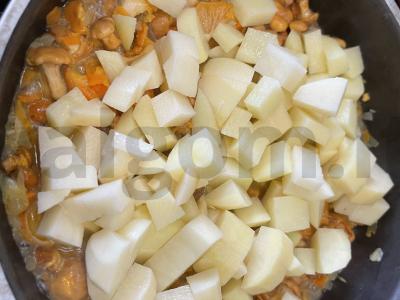 Šampinjonai, troškinti grietinėje su bulvėmis Žingsnis 3