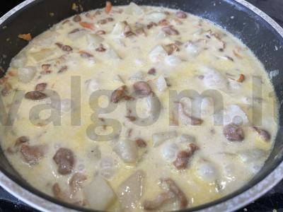 Šampinjonai, troškinti grietinėje su bulvėmis Žingsnis 4