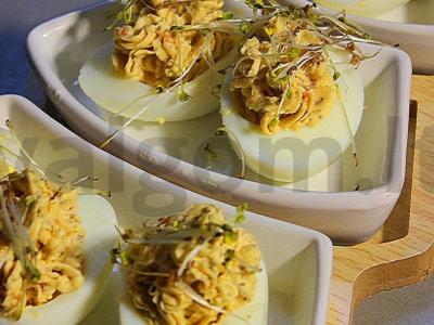 Išskirtiniai kiaušiniai su paštetu ir mikrožolelėmis pagrindine nuotrauka