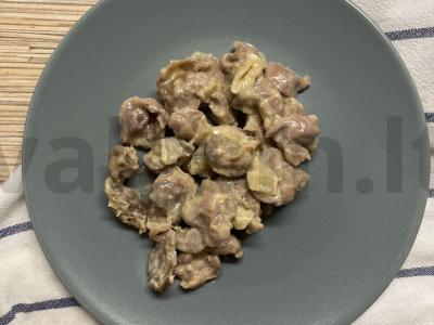 Vištienos skrandžiai, troškinti grietinėje pagrindine nuotrauka