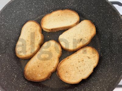 Krustingos brusketos su pomidorais ir fetos sūriu Žingsnis 2