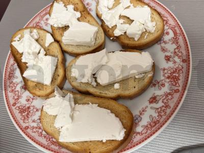 Krustingos brusketos su pomidorais ir fetos sūriu Žingsnis 4