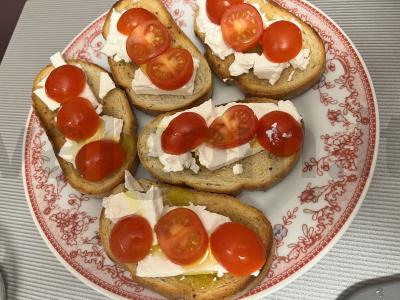 Krustingos brusketos su pomidorais ir fetos sūriu Žingsnis 5