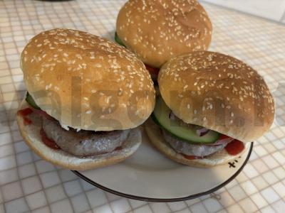 Greiti burgeriai su kotletais pagrindine nuotrauka