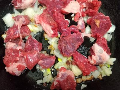 Jautiena, troškinta su daržovėmis karibų stiliumi Žingsnis 3