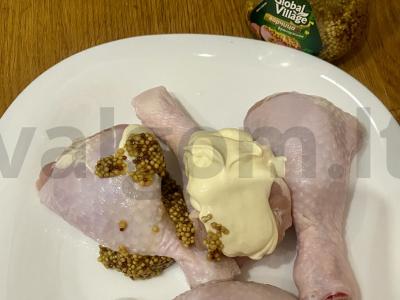 Vištienos blauzdelės marinate ant svogūnų pagalvėlės Žingsnis 1