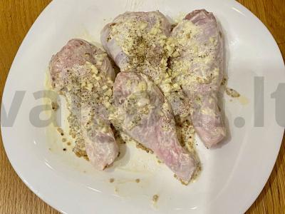 Vištienos blauzdelės marinate ant svogūnų pagalvėlės Žingsnis 2