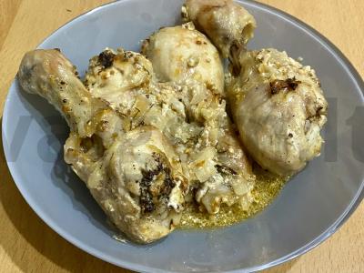 Vištienos blauzdelės marinate ant svogūnų pagalvėlės pagrindine nuotrauka