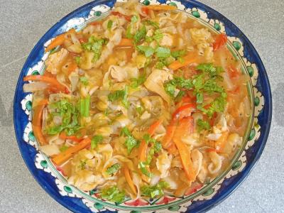 Laghman su vištiena pagrindine nuotrauka