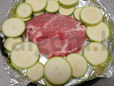 Kiaulienos kaklas, keptas su cukinijomis ir itališkais prieskoniais Žingsnis 2