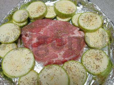 Kiaulienos kaklas, keptas su cukinijomis ir itališkais prieskoniais Žingsnis 3