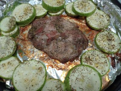 Kiaulienos kaklas, keptas su cukinijomis ir itališkais prieskoniais Žingsnis 4