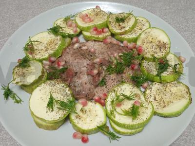 Kiaulienos kaklas, keptas su cukinijomis ir itališkais prieskoniais pagrindine nuotrauka