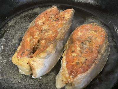 Nerka keptuvėje su panade Žingsnis 6