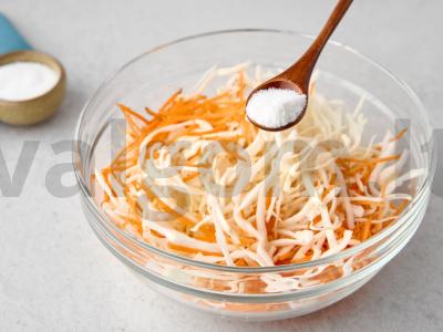 Kopūstų ir morkų salotos Žingsnis 3