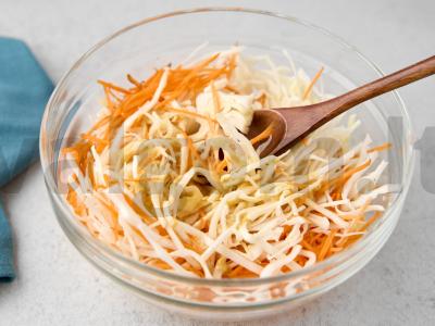 Kopūstų ir morkų salotos Žingsnis 6