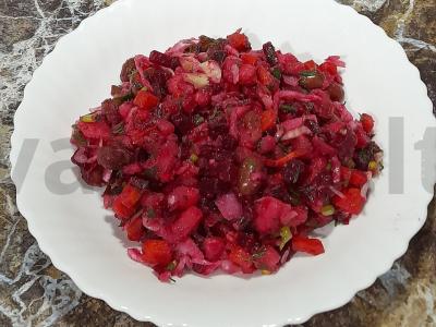 Vinegretas su raudonaisiais pupelėmis ir marinuotais agurkais pagrindine nuotrauka