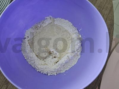 Koldūnai su varške ir braškių-žemės braškių varške Žingsnis 1