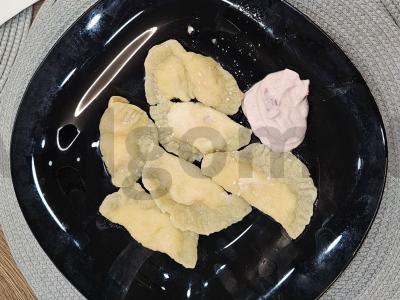 Koldūnai su varške ir braškių-žemės braškių varške pagrindine nuotrauka